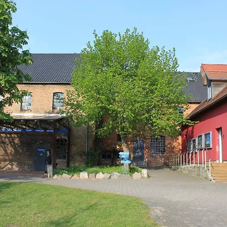 Отель Basiskulturfabrik Oeko-hotel Нойштрелиц
