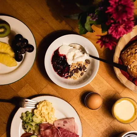 Basiskulturfabrik Oeko-hotel * 노이슈트렐리츠